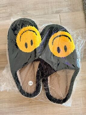 New Black Smiley Face Plush Slippers. US Men's 9/women’s 10.5